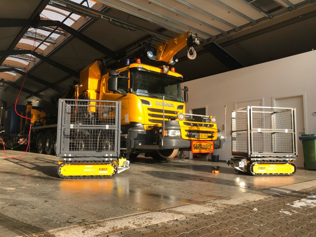 Scania R 730 særtransport crane truck with First-Mover cage units in the workshop
